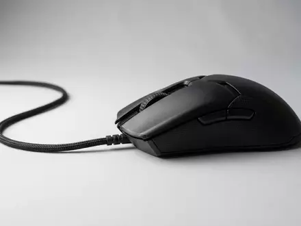 Fotorealistische Studioaufnahme von Gamingmaus zum Thema Fnatic Aim1 Gaming Maus, klare Lichtfuehrung - Foto: THN