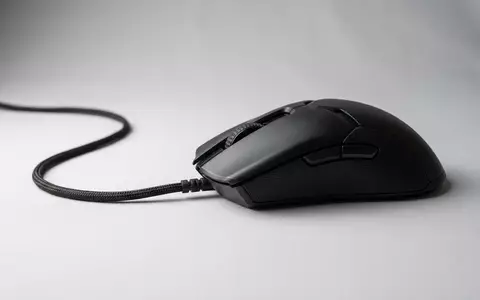 Fotorealistische Studioaufnahme von Gamingmaus zum Thema Fnatic Aim1 Gaming Maus, klare Lichtfuehrung - Foto: THN