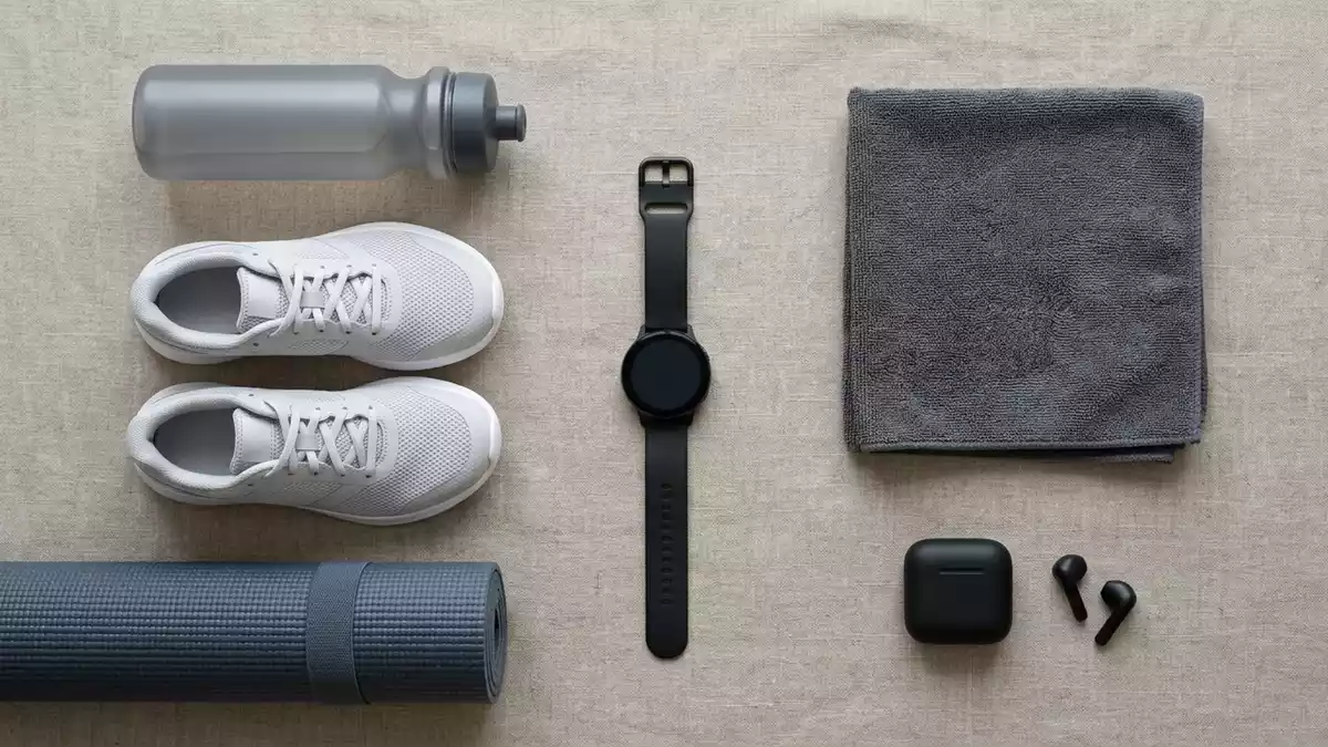 Flatlay-Arrangement rund um Smartuhr mit passenden Requisiten von oben, neutral