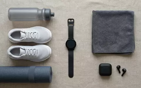 Flatlay-Arrangement rund um Smartuhr zum Thema Fossil Gen 6 Smartwatch, weiches Oberlicht - Foto: THN