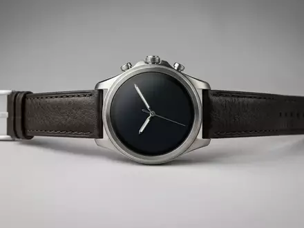 Fotorealistische Studioaufnahme von Analoguhr zum Thema Fossil Hybrid HR Smartwatch, klare Lichtfuehrung - Foto: THN