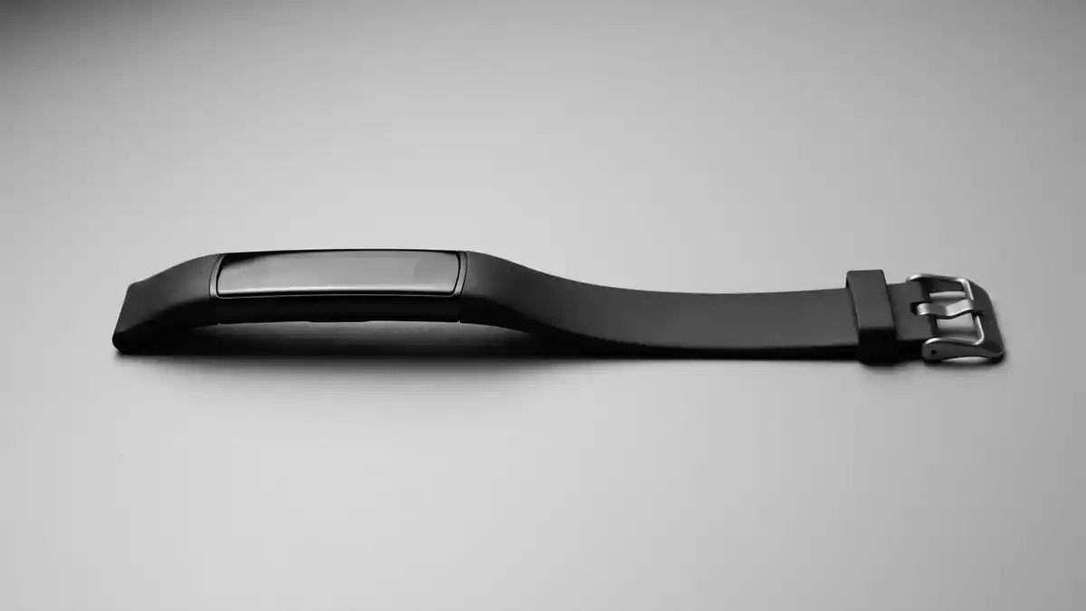 Fotorealistische Studioansicht von Fitnessarmband in neutraler Produktdarstellung