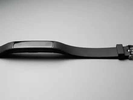 Fotorealistische Studioaufnahme von Fitnessarmband zum Thema Xiaomi Smart Band 9, klare Lichtfuehrung - Foto: THN