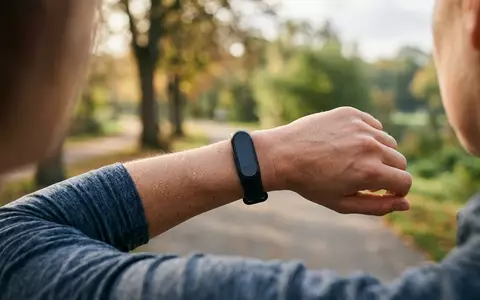 Fotorealistische Aufnahme von Fitnessarmband beim Joggen zum Thema Xiaomi Smart Band 9, natuerliches Licht - Foto: THN