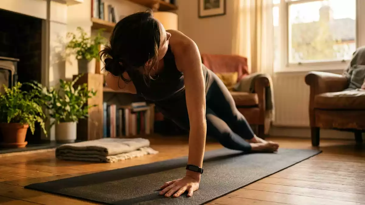 Fotorealistische Ansicht von Fitnessarmband beim Yoga in warmem Abendlicht, neutral