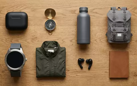 Flatlay-Arrangement rund um Smartwatch zum Thema Xiaomi Watch 2 Pro, weiches Oberlicht - Foto: THN