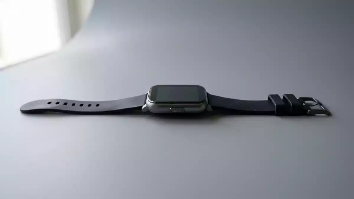 Fotorealistische Studioansicht von Smartwatch in neutraler Produktdarstellung, neutral