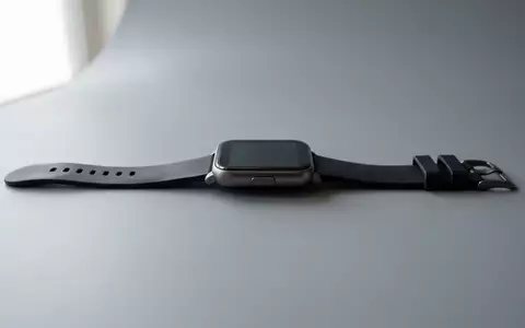 Fotorealistische Studioaufnahme von Smartwatch zum Thema Xiaomi Redmi Watch 5, klare Lichtfuehrung - Foto: THN