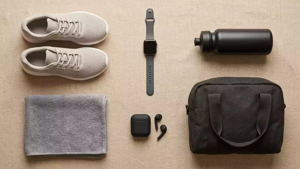 Flatlay-Arrangement rund um Smartwatch mit passenden Requisiten von oben, neutral