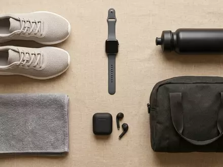 Flatlay-Arrangement rund um Smartwatch zum Thema Xiaomi Redmi Watch 5, weiches Oberlicht - Foto: THN