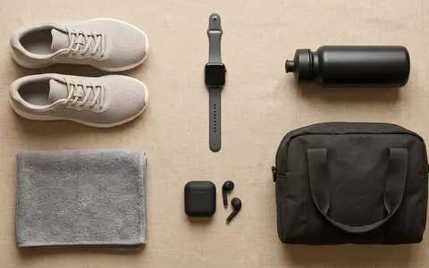 Flatlay-Arrangement rund um Smartwatch zum Thema Xiaomi Redmi Watch 5, weiches Oberlicht - Foto: THN