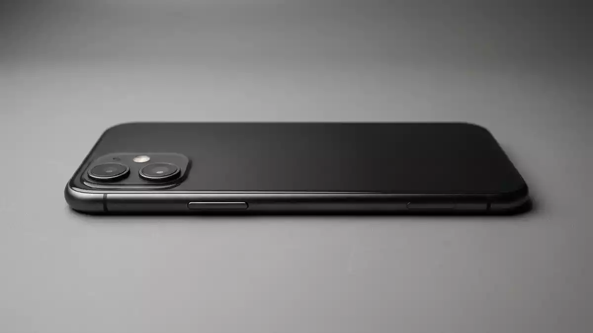 Fotorealistische Studioansicht von Smartphone in neutraler Produktdarstellung, neutral