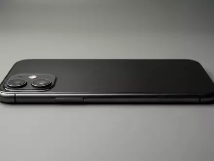 Fotorealistische Studioaufnahme von Smartphone zum Thema Xiaomi 15 Pro 256GB, klare Lichtfuehrung - Foto: THN