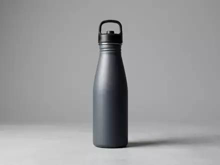Fotorealistische Studioaufnahme von Trinkflasche zum Thema Frank Green Premium Reusable, klare Lichtfuehrung - Foto: THN
