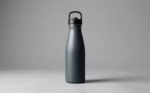 Fotorealistische Studioaufnahme von Trinkflasche zum Thema Frank Green Premium Reusable, klare Lichtfuehrung - Foto: THN