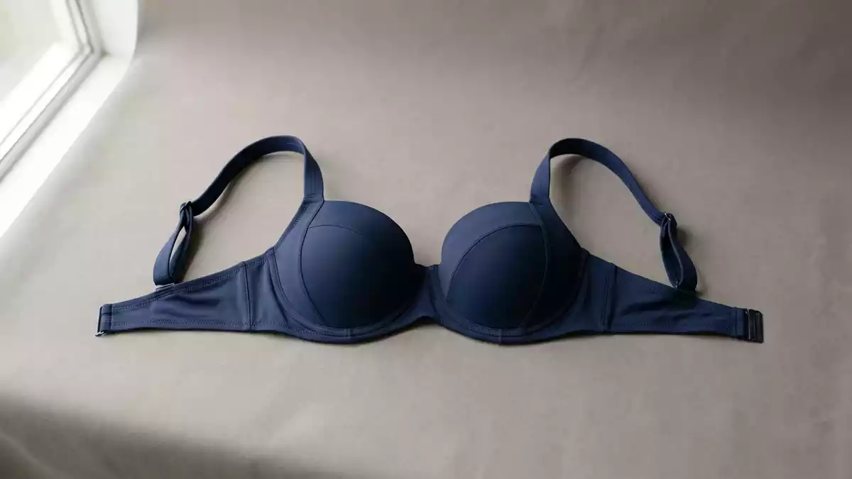 Fotorealistische Studioansicht von Bikini-BH in neutraler Produktdarstellung, neutral
