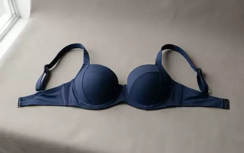 Fotorealistische Studioaufnahme von Bikini-BH zum Thema Freya Damen Schwimm-BH Bikini-Top, klare Lichtfuehrung - Foto: THN