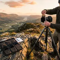 Fotorealistische Aufnahme von Kamerafilterset am Aussichtspunkt zum Thema Freewell ND-Filter Set für, warmes Abendlicht - Foto: THN