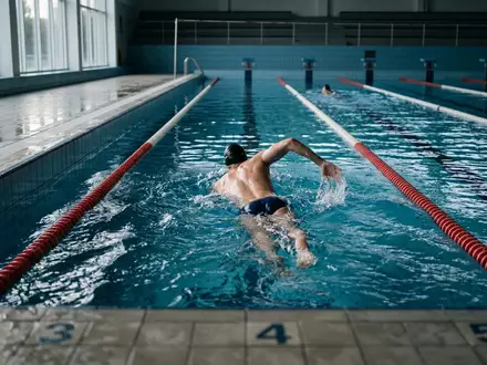 Fotorealistische Aufnahme von Schwimmhose im Schwimmbad zum Thema Funky Trunks Herren Still, natuerliches Licht - Foto: THN
