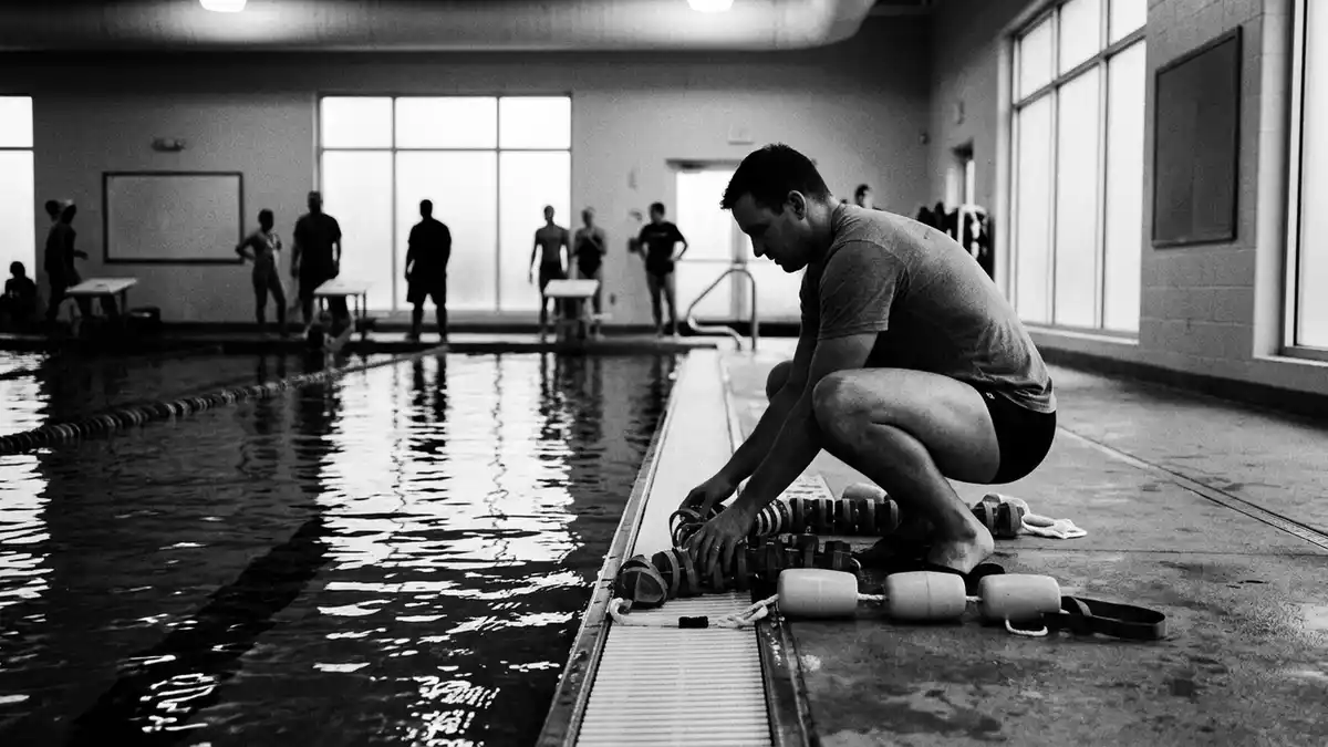 Schwarzweiss-Reportagebild mit Schwimmhose in dokumentarischer Arbeitsumgebung