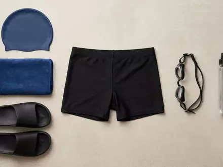 Flatlay-Arrangement rund um Schwimmhose zum Thema Funky Trunks Herren Still, weiches Oberlicht - Foto: THN