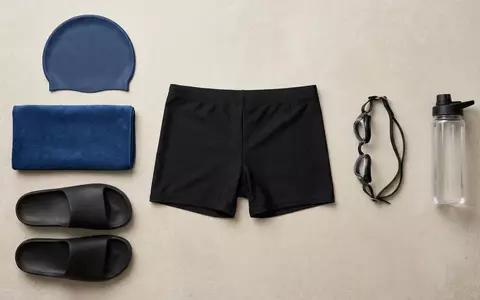 Flatlay-Arrangement rund um Schwimmhose zum Thema Funky Trunks Herren Still, weiches Oberlicht - Foto: THN