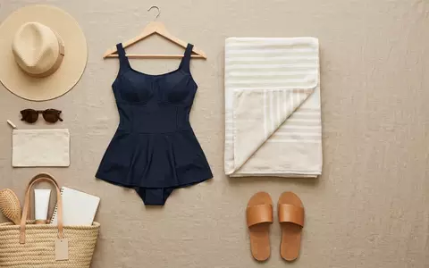 Flatlay-Arrangement rund um Badeanzug zum Thema Miraclesuit Damen Badeanzug Rock, weiches Oberlicht - Foto: THN