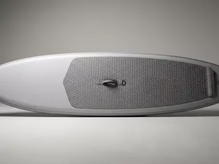 Fotorealistische Studioaufnahme von SUP-Board zum Thema Mistral SUP Touring Board, klare Lichtfuehrung - Foto: THN