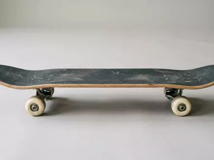 Fotorealistische Studioaufnahme von Skateboard zum Thema Minority 32 Zoll Maple, klare Lichtfuehrung - Foto: THN