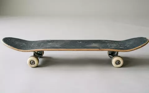 Fotorealistische Studioaufnahme von Skateboard zum Thema Minority 32 Zoll Maple, klare Lichtfuehrung - Foto: THN