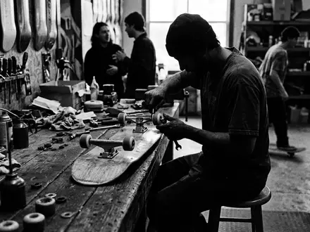 Schwarzweiss-Reportage mit Skateboard zum Thema Minority 32 Zoll Maple, hoher Kontrast, sachlich dargestellt - Foto: THN