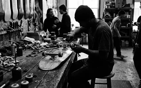 Schwarzweiss-Reportage mit Skateboard zum Thema Minority 32 Zoll Maple, hoher Kontrast, sachlich dargestellt - Foto: THN