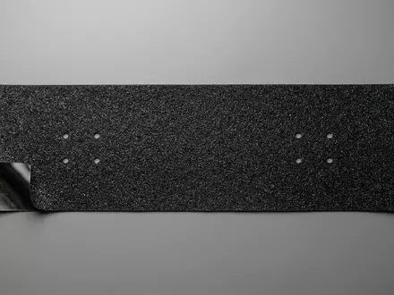 Fotorealistische Studioaufnahme von Griptape zum Thema Mob Grip Perforated Griptape, klare Lichtfuehrung - Foto: THN