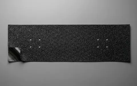Fotorealistische Studioaufnahme von Griptape zum Thema Mob Grip Perforated Griptape, klare Lichtfuehrung - Foto: THN