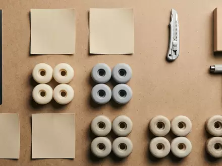 Flatlay-Arrangement rund um Griptape zum Thema Mob Grip Perforated Griptape, weiches Oberlicht - Foto: THN