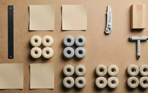 Flatlay-Arrangement rund um Griptape zum Thema Mob Grip Perforated Griptape, weiches Oberlicht - Foto: THN
