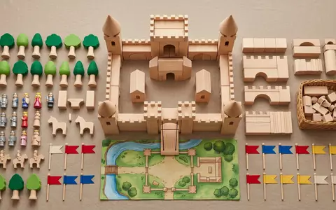 Flatlay-Arrangement rund um Ritterburg Spielset zum Thema Playmobil Ritterburg Spielset, weiches Oberlicht - Foto: THN