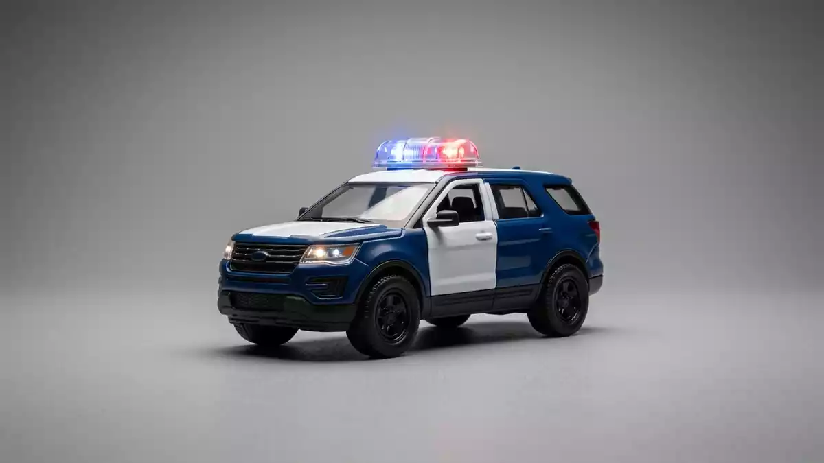 Fotorealistische Studioansicht von Polizeiauto Spielzeug in neutraler Produktdarstellung