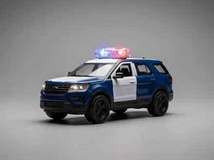 Fotorealistische Studioaufnahme von Polizeiauto Spielzeug zum Thema Playmobil Polizeiauto mit Licht, klare Lichtfuehrung - Foto: THN
