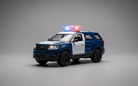 Fotorealistische Studioaufnahme von Polizeiauto Spielzeug zum Thema Playmobil Polizeiauto mit Licht, klare Lichtfuehrung - Foto: THN