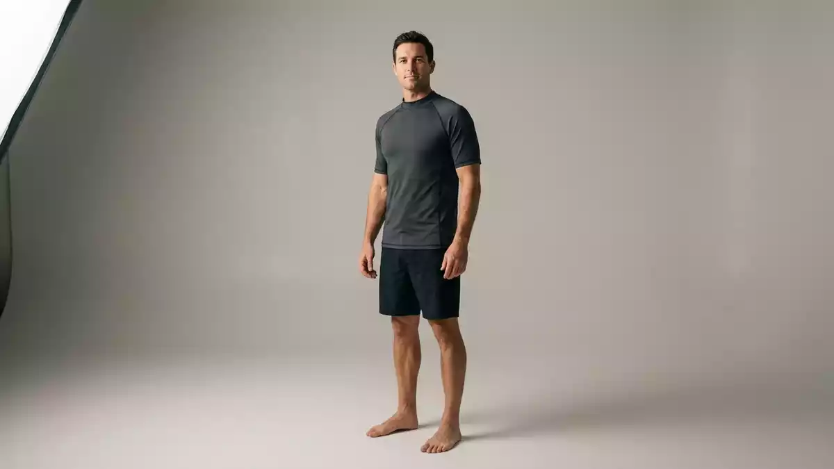 Fotorealistische Studioansicht von Badeshirt in neutraler Produktdarstellung, neutral