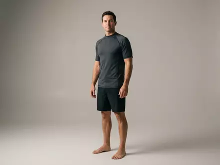 Fotorealistische Studioaufnahme von Badeshirt zum Thema VAYAGER Herren Badeshirt Rash, klare Lichtfuehrung - Foto: THN