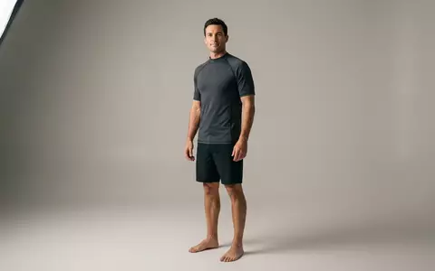Fotorealistische Studioaufnahme von Badeshirt zum Thema VAYAGER Herren Badeshirt Rash, klare Lichtfuehrung - Foto: THN