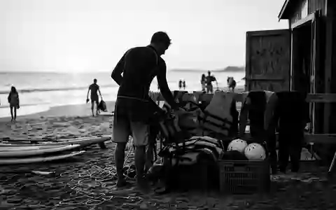 Schwarzweiss-Reportage mit Badeshirt zum Thema VAYAGER Herren Rash Guard, hoher Kontrast, sachlich dargestellt - Foto: THN