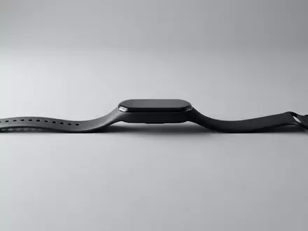 Fotorealistische Studioaufnahme von Fitnessarmband zum Thema Fitbit Charge 6 Fitness-Tracker, klare Lichtfuehrung - Foto: THN