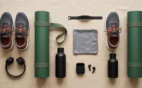 Flatlay-Arrangement rund um Fitnessarmband zum Thema Fitbit Charge 6 Fitness-Tracker, weiches Oberlicht - Foto: THN