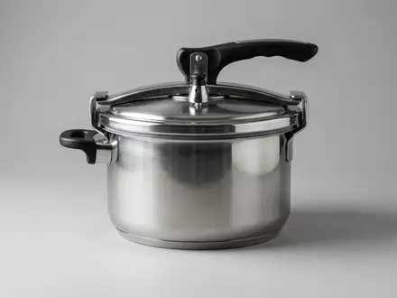 Fotorealistische Studioaufnahme von Schnellkochtopf zum Thema Fissler Vitavit Premium Schnellkochtopf, klare Lichtfuehrung - Foto: THN