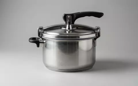 Fotorealistische Studioaufnahme von Schnellkochtopf zum Thema Fissler Vitavit Premium Schnellkochtopf, klare Lichtfuehrung - Foto: THN