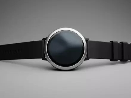 Fotorealistische Studioaufnahme von Smartuhr zum Thema Fitbit Versa 4 Smartwatch, klare Lichtfuehrung - Foto: THN