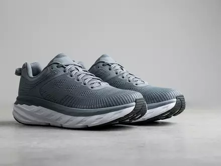 Fotorealistische Studioaufnahme von Laufschuhe zum Thema ASICS Gel-Nimbus 26 Laufschuhe, klare Lichtfuehrung - Foto: THN